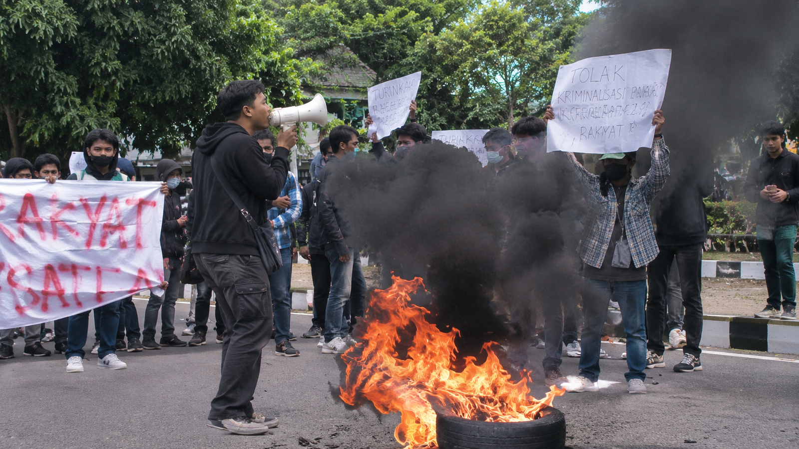 Massa demonstran menyampaikan aspirasi dalam aksi unjuk rasa di ruang publik