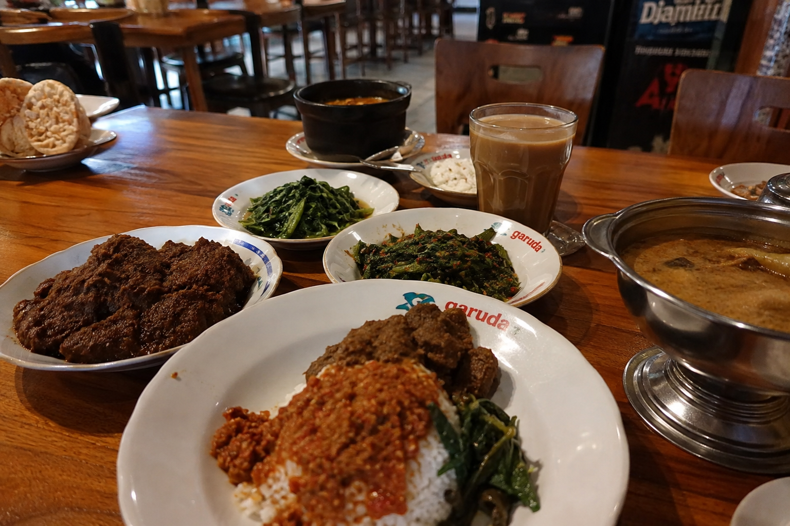 Peluang bisnis kuliner UMKM Bukittinggi dengan rendang, keripik sanjai, kopi dan makanan khas Minangkabau