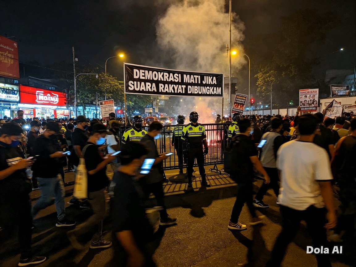 Cara bersikap aman ketika berada di sekitar lokasi demonstrasi