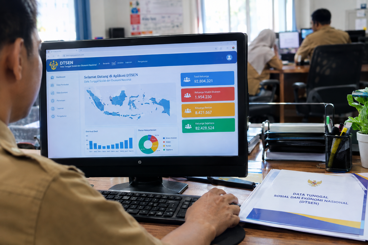 Petugas melakukan pendataan sosial ekonomi keluarga untuk pemutakhiran data DTSEN
